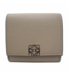 ロエベ LOEWE C821L57X01 2150 アナグラム コンパクト フラップ ウォレット 財布 (ペブルグレインカーフ) SAND(サンド)