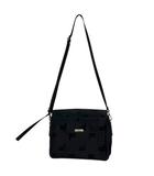 ショルダーバッグ 斜め掛け ロゴ 布製 総柄 フラップ ファスナー開閉 黒 ブラック シルバー