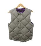 コンフィアウトドアガーメント COMFY OUTDOOR GARMENT ダウンベスト キルティング フロントフライ ノーカラー ロゴボタン ベージュ /HW