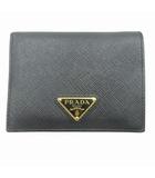 プラダ PRADA 財布 二つ折り サフィアーノ レザー トライアングル ロゴ 三角ロゴプレート バイフォールド 1MV204 QHH 黒 ブラック メンズ レディース ユニセックス