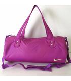 ナイキ NIKE バッグ ショルダーバッグ ミニボストン ドラムバッグ ナイロン 中綿 2way ロゴ プリント 赤紫色 レッドパープル かばん 鞄 カバン