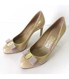 サルヴァトーレフェラガモ Salvatore Ferragamo パンプス ハイヒール ピンヒール ヴァラ リボン 本革 エナメル レザー 7 D ベージュ 24.0cm くつ 靴 シューズ