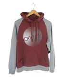 オークリー OAKLEY プルオーバー パーカー 長袖 フード 裏起毛 プリント ロゴ グレー レッド サイズS QQQ