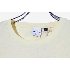 未使用品 DEUS EX MACHINA デウスエクスマキナ MIYAGI CAPS TEE クルーネック ロゴ 半袖Tシャツ M FADED YELLOW イエロー DMS71969 /◆ メンズ