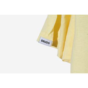 未使用品 DEUS EX MACHINA デウスエクスマキナ MIYAGI CAPS TEE クルーネック ロゴ 半袖Tシャツ M FADED YELLOW イエロー DMS71969 /◆ メンズ