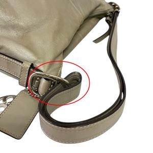 コーチ COACH ハンドバッグ ワンハンドル 無地 ステッチ チャーム ファスナー開閉 白 ホワイト 銀 シルバー レディース