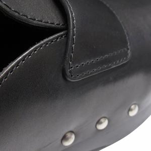 良品 プラダ PRADA トライアングルロゴ スタッズ レザー