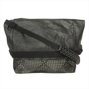 ボッテガヴェネタ BOTTEGA VENETA パーフォレイテッド メッセンジャー バッグ ショルダー パンチング イントレチャート 牛革 編み込み カーフレザー 黒 ブラック メンズ レディース 