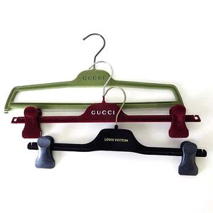 グッチ GUCCI ルイヴィトン LOUIS VUITTON パンツハンガー スカートハンガー ロゴ 3本セット ベロア ベルベット 緑 赤 紺 ブランド小物 クローゼット 収納品 その他
