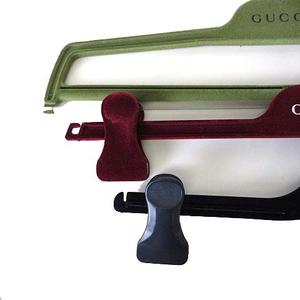グッチ GUCCI ルイヴィトン LOUIS VUITTON パンツハンガー スカートハンガー ロゴ 3本セット ベロア ベルベット 緑 赤 紺 ブランド小物 クローゼット 収納品 その他