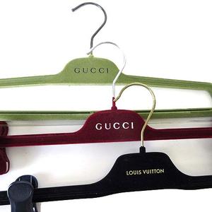 グッチ GUCCI ルイヴィトン LOUIS VUITTON パンツハンガー スカートハンガー ロゴ 3本セット ベロア ベルベット 緑 赤 紺 ブランド小物 クローゼット 収納品 その他