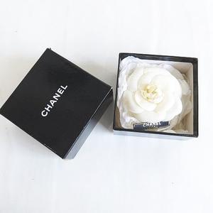 シャネル CHANEL カメリア コサージュ ブローチ 花 ピンブローチ ホワイト 白系 アクセサリー レディース