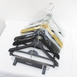 グッチ GUCCI ハンガー パンツハンガー 9本セット ブランド違い 形違い アルマーニ コレツィオーニ ARMANI COLLEZIONI / ジャンニヴェルサーチ ヴェルサーチェ GIANNI VERSACE / ボリオリ BOGLIOLI / シャネル CHANEL / ピエールバルマン PIERRE BALMAIN / フォクシー FOXEY 黒系 ブラック ロゴ 文字 小物 メンズ