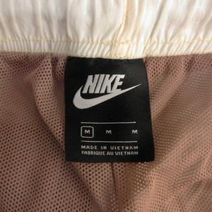ナイキ NIKE Wアイコンクラッシュショートパンツ M アイボリー ベージュ CJ2285-110 /AI ■MA レディース