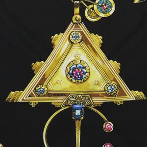 極美品 エルメス HERMES カレ90 PARURES DES SABLES 砂漠のアクセサリー スカーフ ストール 宝石 ジュエリー柄 シルク100％ ノアール ブラック 黒 BLACK メンズ レディース EKK2 