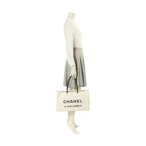 シャネル CHANEL トートバッグ 白 黒 レザー エッセンシャル