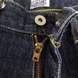 アベイシングエイプ A BATHING APE デニムパンツ バックプリント