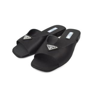 プラダPRADA 三角ロゴプレートサンダルブラック