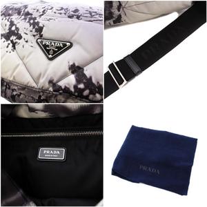 プラダ PRADA Re-Nylon プリント ショルダーバッグ クロスボディバッグ 三角プレート グレー /KH メンズ