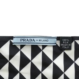プラダ PRADA スカーフ ツイル 絹 シルク トライアングル柄 総柄 ロゴ 黒 ブラック 白 ホワイト /XZ ■OH ■GY19 レディース