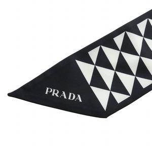 プラダ PRADA スカーフ ツイル 絹 シルク トライアングル柄 総柄 ロゴ 黒 ブラック 白 ホワイト /XZ ■OH ■GY19 レディース